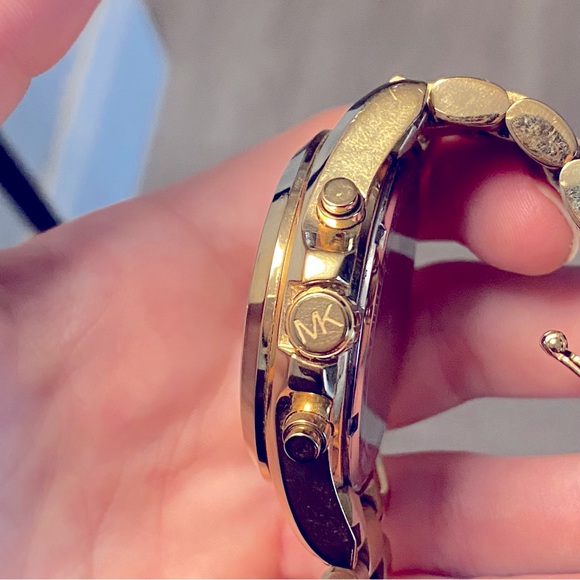 MICHAEL KORS | Oversized Bradshaw Gold Tone Watch - Picture 3 of 7